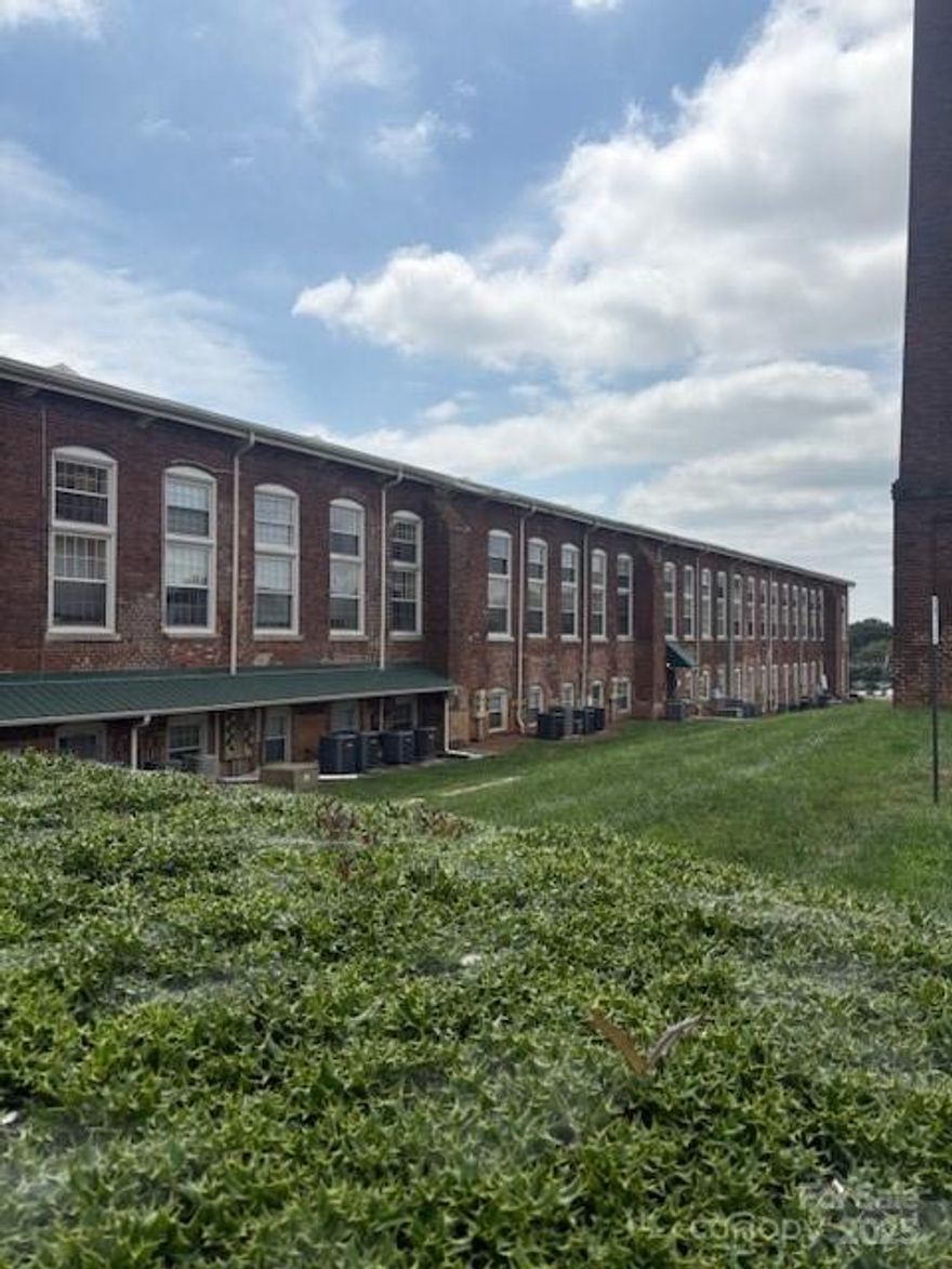 Locke Mill Plaza! Newly remodeled Fresh paint, carpet, Granite countertops in kitchen & baths. 2BR 1.5 BA
Very light & open, nice large windows ,kitchen appliances remain, easy walk to downtown Concord, Come preview it today!