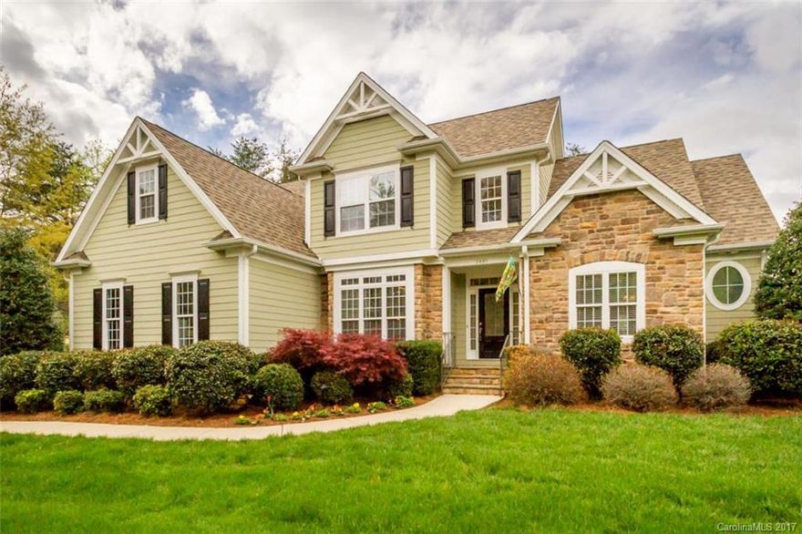 Spread out in the 4 beds plus large bonus room. Enjoy large family room plus a den off kitchen, both w/ fireplaces perfect for entertaining!!! Master suite w/ lit trey ceilings & huge walk-in closet, master bath w/ dual sinks, tub & separate tile shower. Large backyard w/ irrigation is plenty big for a pool. Walk-in attic for tons of storage! Community includes storage for boats, RVs, & toys. Launch your boat just down the road @ Beatty's.