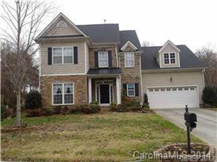 Spacious rental home at Regent Park in Fort Mill, open floor plan, and master bedroom on main.  Hardwood floor, 4 bedrooms upper level, great location, convenience to shopping center, and 15 minutes to up town Charlotte.

 Pet: 25 lbs. and under