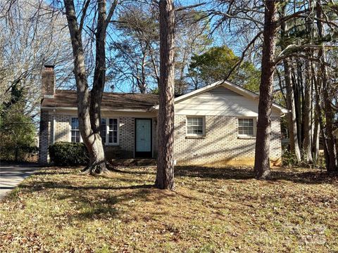 Photo of 9901 Arbordale Avenue, Charlotte, NC 28215 (MLS # 4329007)