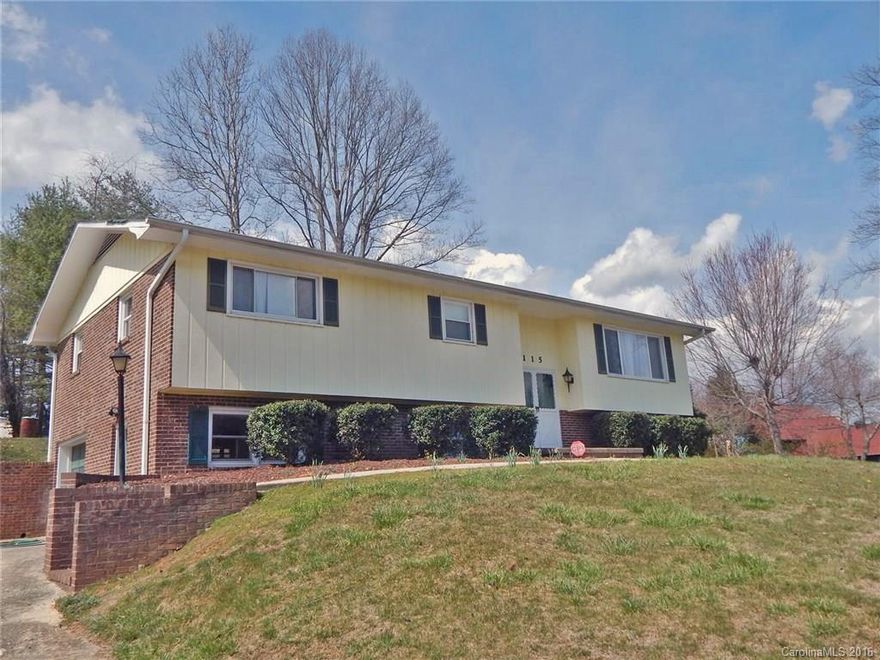 Spacious 3 bedroom, 2 bathroom split foyer home in mature neighborhood in a convenient location, just minutes from shopping and restaurants.  Open floor plan.  Recent upgrades and situated on a nice lot.