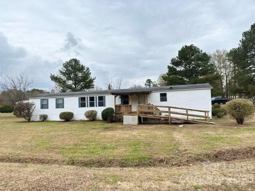 Limited time special: Get $100 off first month rent is lease exeucted before 2/10/24. This mobile home is in great location off I-77 south in Fort Mill. This home is just minutes from great attractions, carowinds, Baxter Village and Rock Hill. This 3 bedroom, 2 bath home has updated appliances that are only 2 years old. The flooring has been updated.