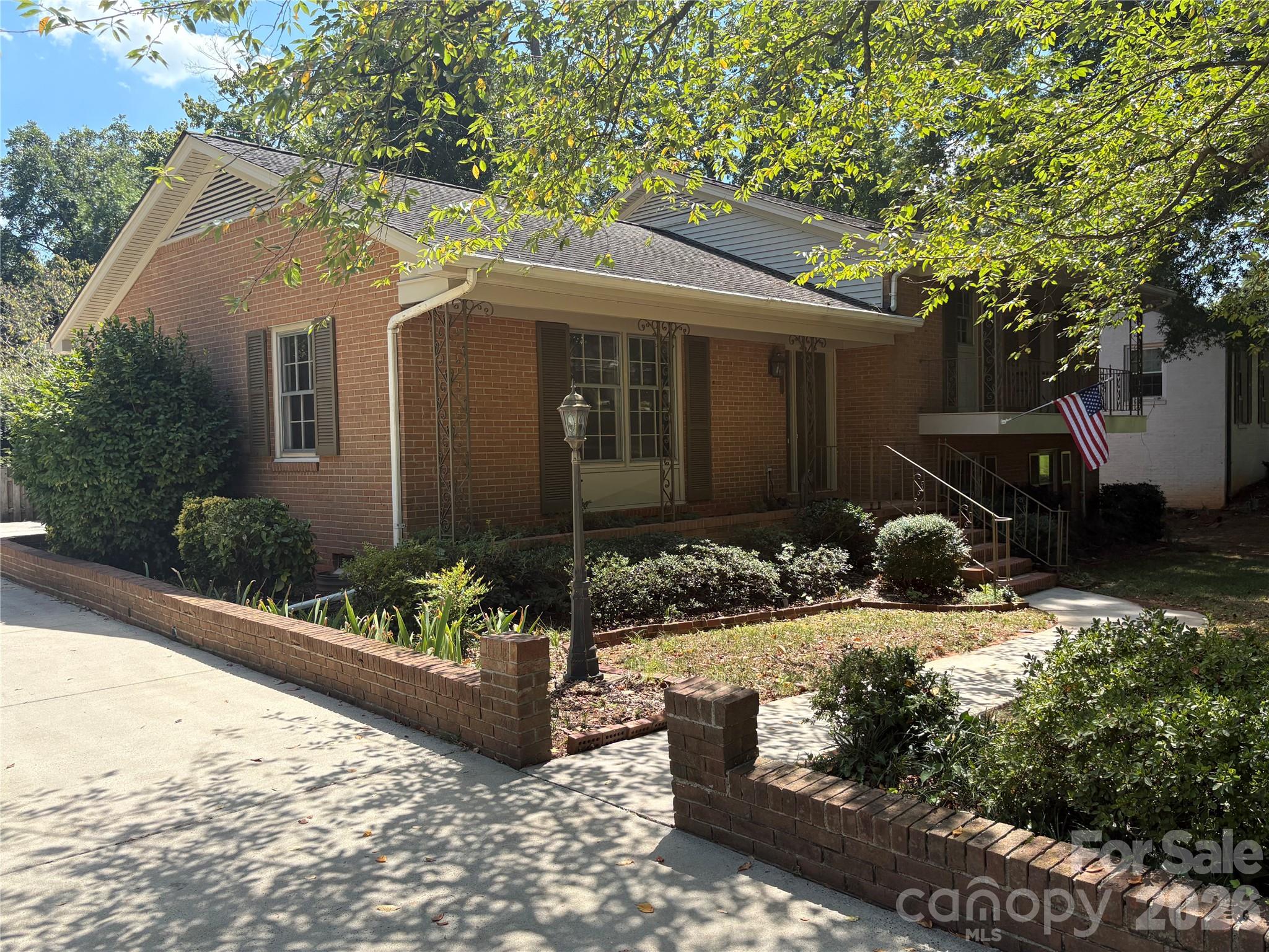 1215 Brockton Lane