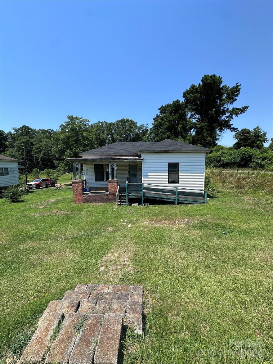 Make me an offer there are no stupid offers!! Charming 1 Bed, 1 Bath Home, Living room and Kitchen in Up-and-Coming Neighborhood!

Looking for a great investment or the perfect starter home? Look no further!
Key Features:
836 sq ft of cozy living space
1 Bedroom, 1 Bathroom - ideal for singles, or small families
Living Room and Kitchen with a comfortable layout
Newer Roof - providing peace of mind for years to come
Mold Control - the home has been professionally sprayed to ensure a nice living environment
Listing agent guessing year built, and lot size, buyer to determine what's important. Make an offer there are no stupid offers!!