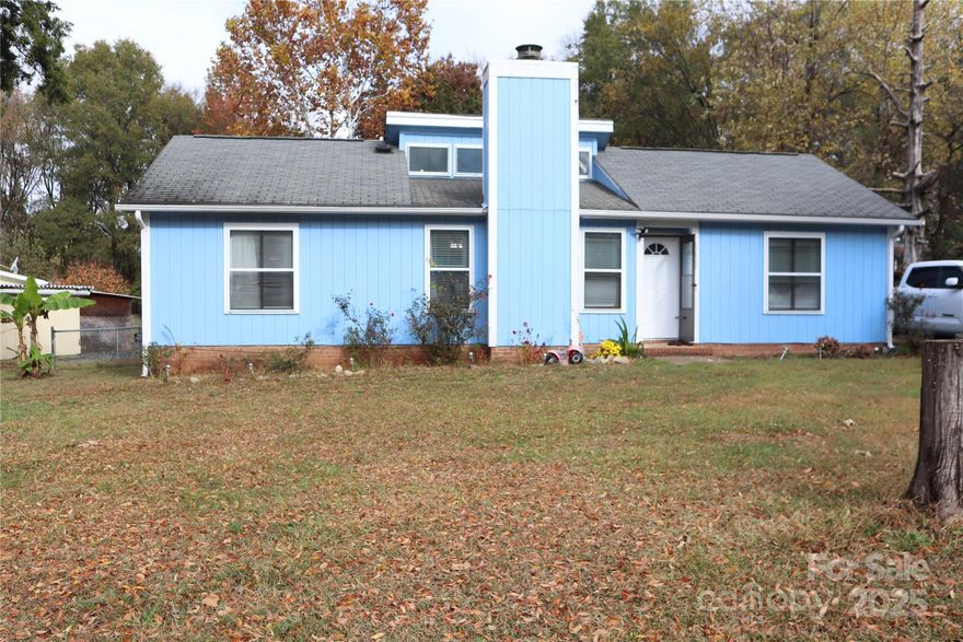 This Beautiful house is situated in an established, well-maintained. This ideal home is conveniently to the shopping center, restaurants, and work. Don't miss this one, let's schedule to visit, it will not last long.