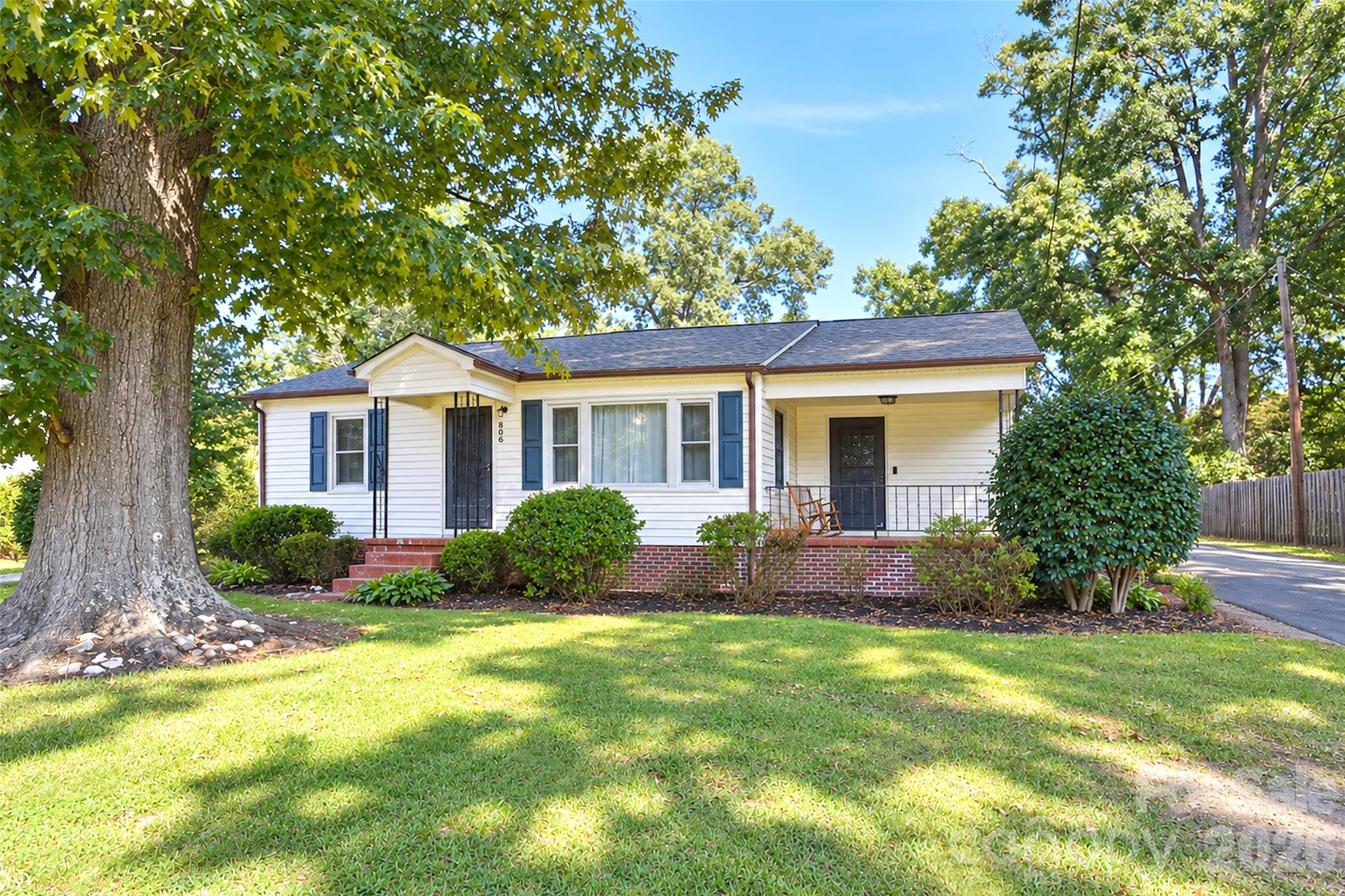 806 Applewood Street