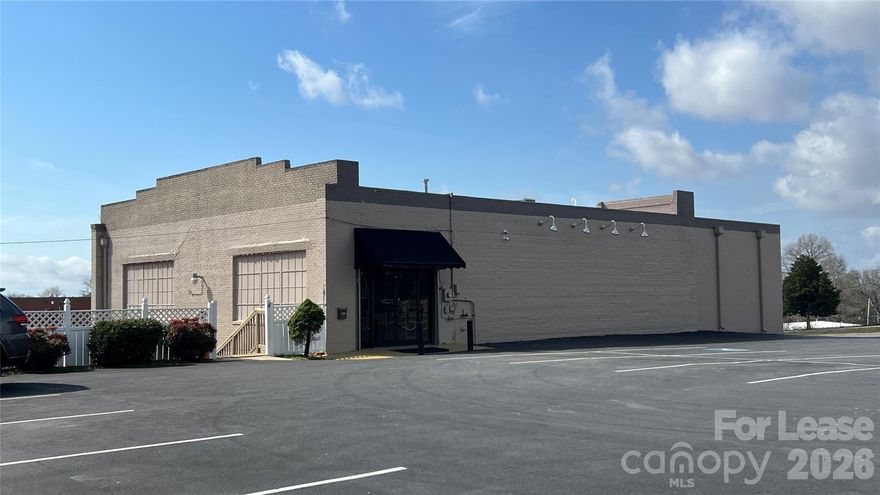 • 4,323 SF retail or office space, $16.00 SF (NNN)
• Flexible open layout
• 24 on site parking spaces
• Signalized intersection with strong visibility
• ±13,000 VPD on West King Street (US 74 Business)
• Downtown Kings Mountain location
• Commercial Business zoning
• Easy access to I 85 and the Charlotte market