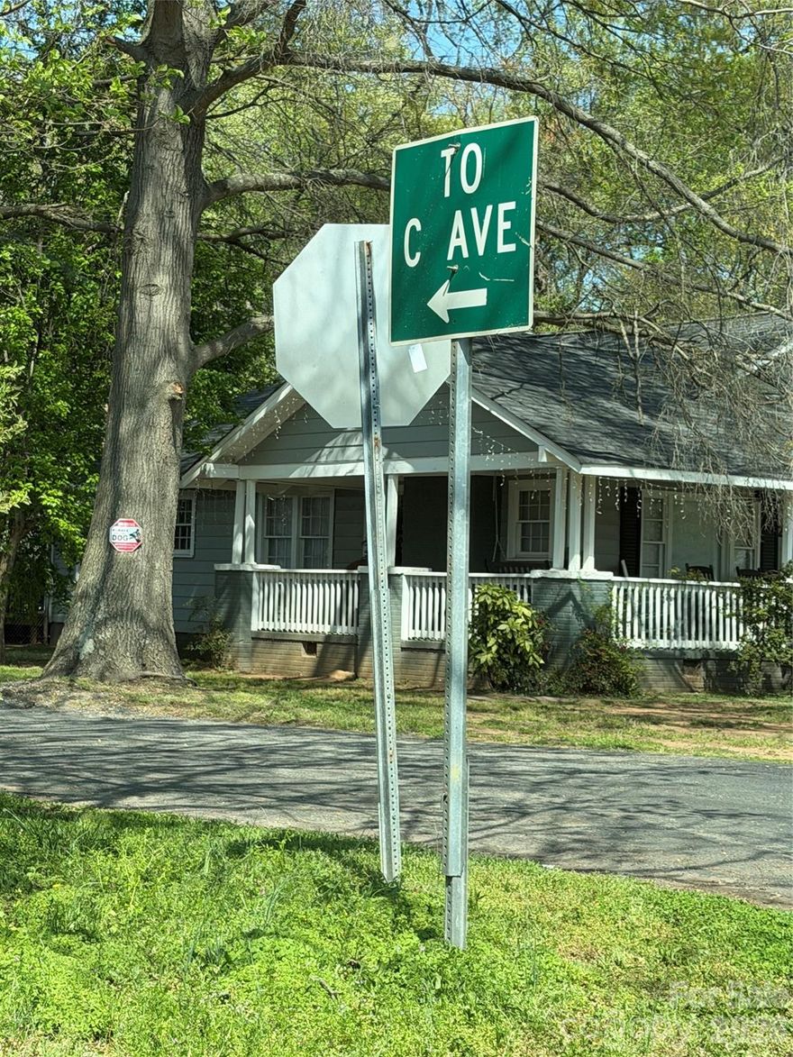 Lot near end of c avenue. Come design a your home on this lot. Property records say it's 1 acre but would need to surveyed. other lots in area are smaller. Great location to I-77 interstate. Well and septic would need to be added.
Great area for developer to look at building homes. More lots on this road are available.