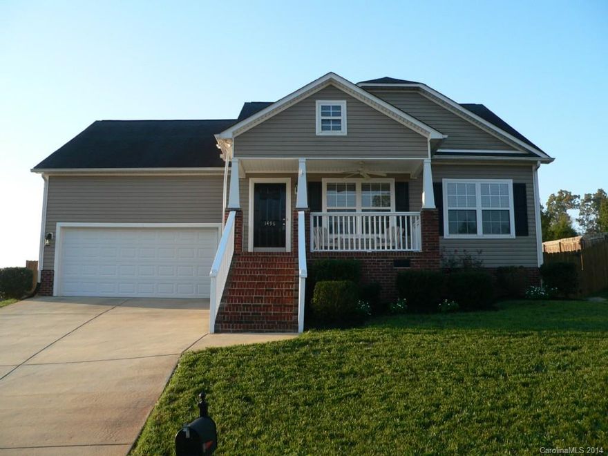 Immaculate 3BR/2BA ranch style home that shows like new! Brand new carpet & laminate flooring  throughout. Fresh paint throughout. High vaulted ceilings, FP, open floor plan, two car garage, flat back yard, elevated views from front porch. Kitchen/dining combo, split floor plan, MSTR with tray ceiling and dual sinks.  Upstairs Bonus Room functional for awesome storage and ready to be finished.  Conveniently located to I-77 and Dave Lyle Blvd shopping and dining! Wonderful, sought after location.