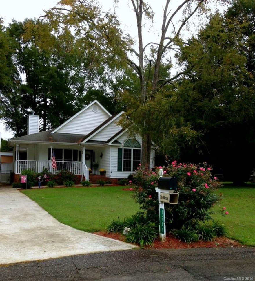 Adorable 3BR, 2Ba home with wrap around porch. This open split bedroom plan offers vaulted ceilings, fireplace, neutral colors, new flooring, fenced yard, covered side porch, no HOA and located on the perfect culdesac just minutes to shopping, dining and 77. Seller offering 1yr home warranty.