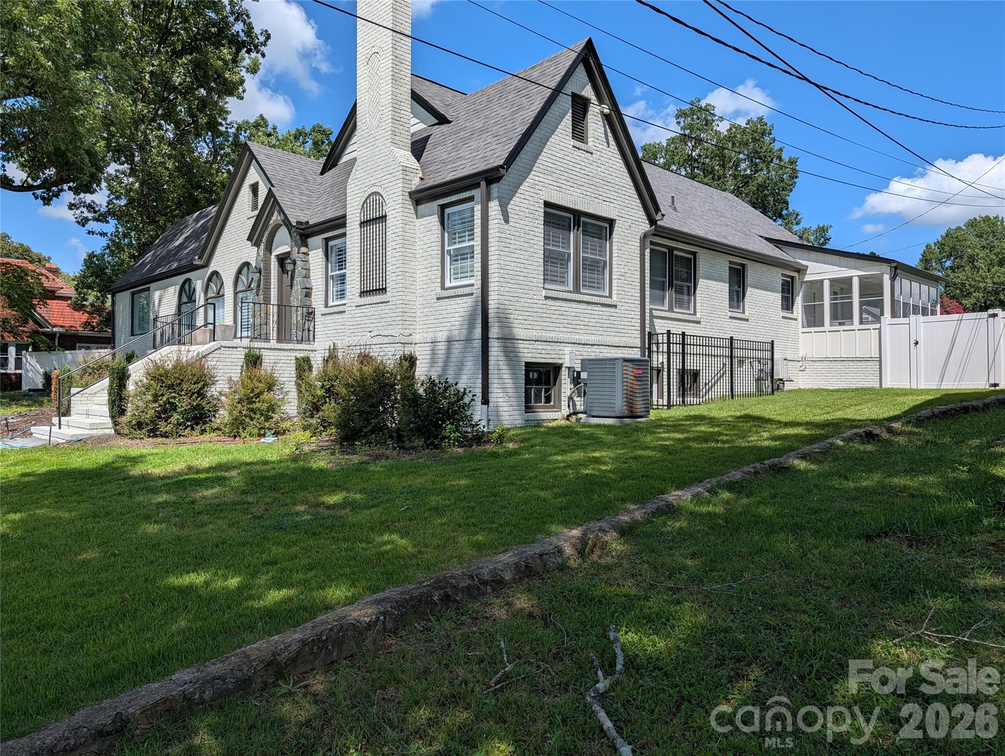 276 N 4th Street N