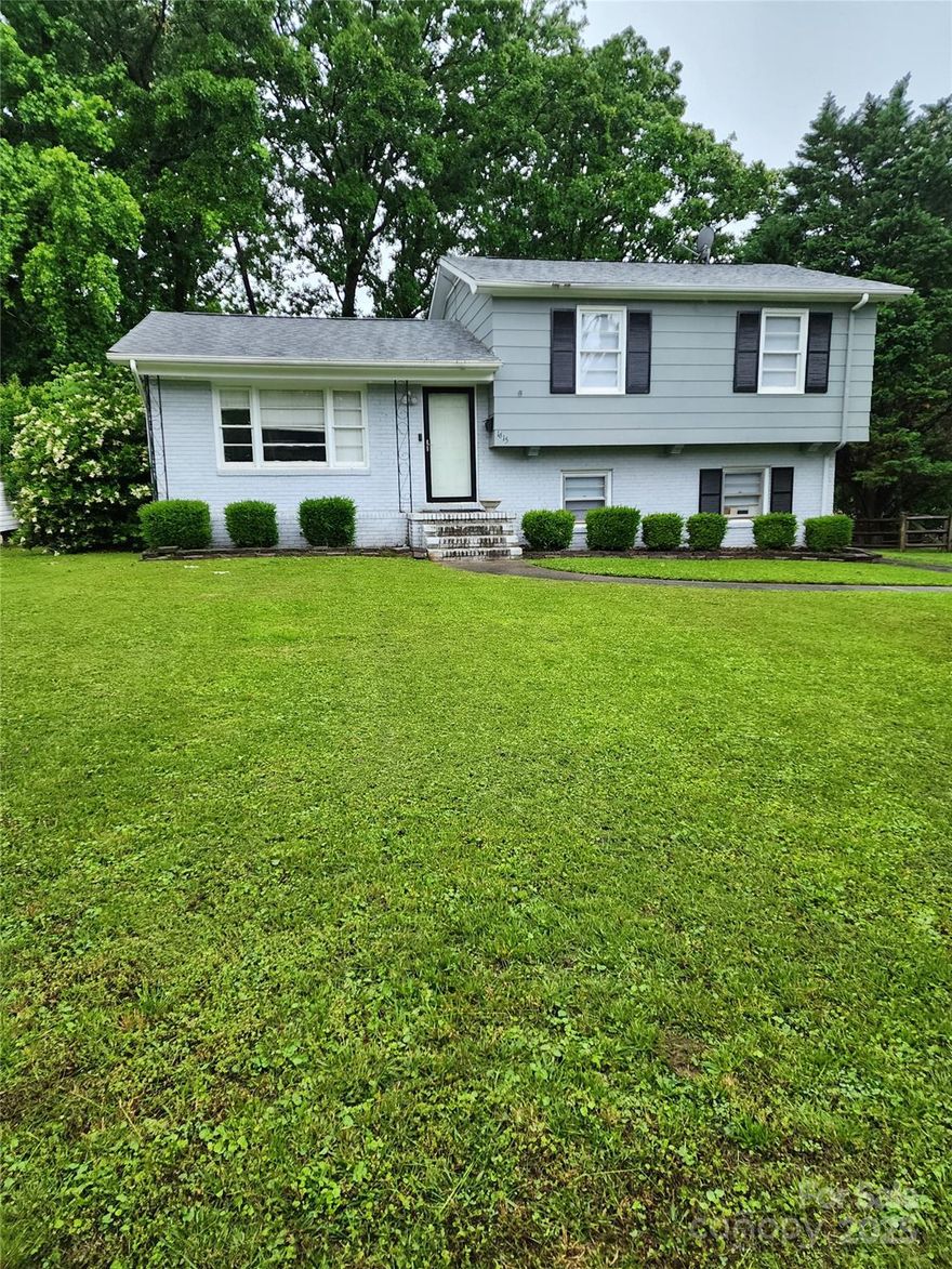 Charming 4-Bedroom Split-Level Home in Charlotte
Welcome to this versatile 4-bedroom, 2-bath split-level home located in a quiet, established neighborhood with quick access to everything Charlotte has to offer. The upper level features 3 spacious bedrooms and a full bath, offering comfort and privacy for the whole family. The lower level includes a flexible space perfect for a guest suite, bonus room, or additional bedroom. Whether you're a first-time homebuyer or an investor looking to tap into Charlotte’s growth, this property offers incredible potential. Don’t miss the chance to make this your dream home in a prime location!