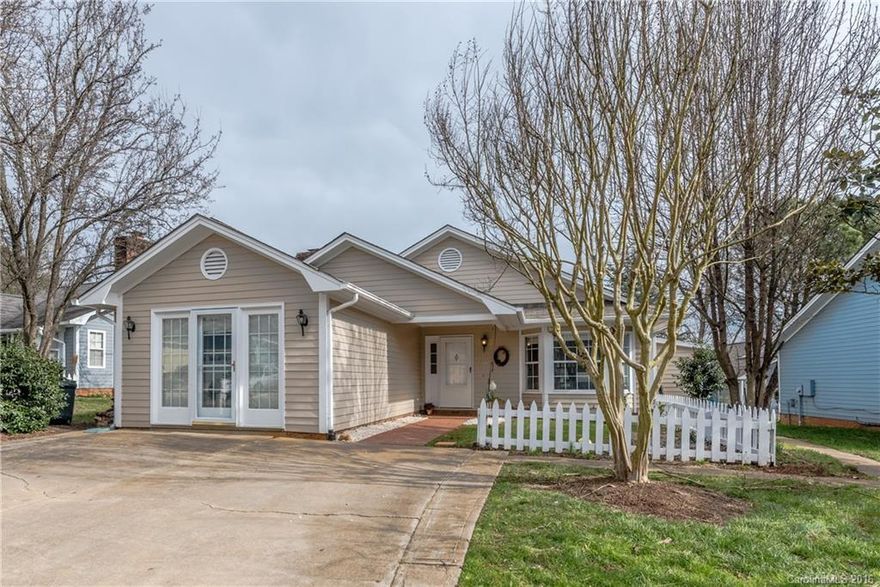 Beautiful 3BD/3BA, one story home located in Mulberry Village.  Feel welcomed by a large and spacious living room with fireplace, comforting office space, opening to the breakfast area that flows into a renovated and open kitchen with new cabinets, granite countertops and ceramic tile floor.  Screened back porch with large back yard to enjoy with guests. Large guest room could be used as a 2nd master. New laminate floors. Check this one out before it's gone!