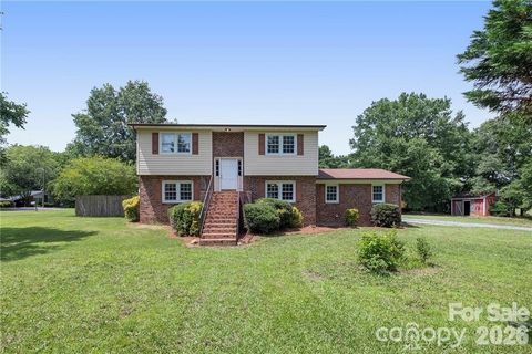 Photo of 908 Forest Drive, Marshville, NC 28103 (MLS # 4374661)
