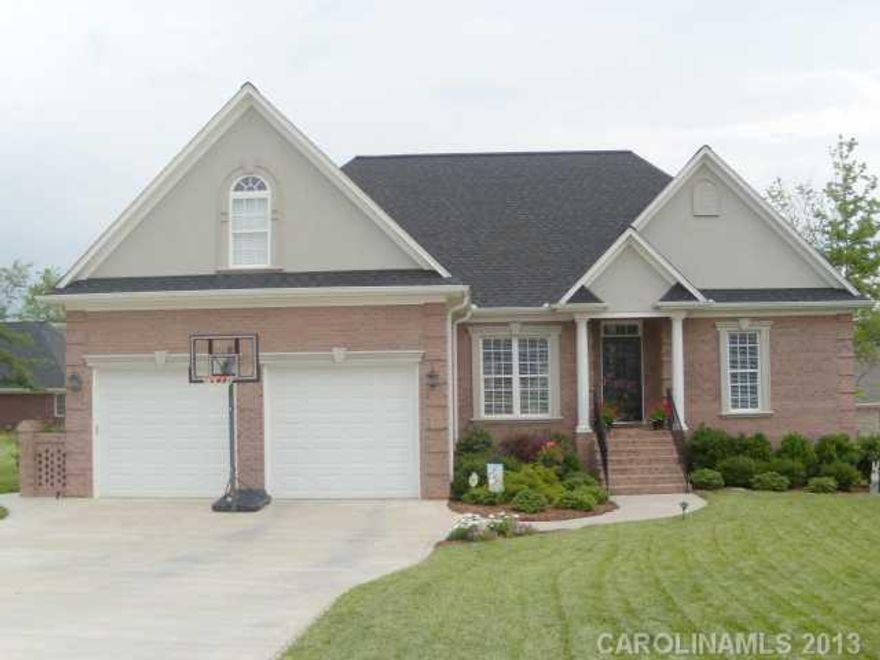 Beautiful home in Hall Crossing. Move-in ready. This home has a split bedroom plan, kitchen/breakfast & separate dining room. Relax on your screen porch. There is ample storage under the house or off the bonus room. Floor coverings are tile, hardwood & carpet. Cul-de-sac lot.