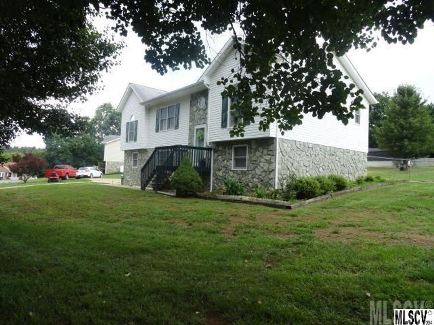 Wonderful 3 bedroom, 2 bath home in Grace Chapel area. Move-in condition!