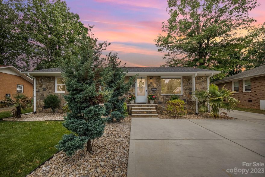 CAPTIVATING brick and stone house in a VERY convenient location.  At only minutes away from Hwy 85, you can quickly get anywhere you need!

Once you enter this house, you will be AMAZED. The house definitively has this WOW effect. With a fully renovated kitchen, you will quickly feel like you are part of an interior design magazine. This beautiful property features Quartz countertops, modern lighting, wood floors throughout the house, and completely renovated bathrooms!!  All displayed in a gorgeous Open Concept! 

Private and fully fenced lot. The vinyl fence was recently installed. Driveway is commercial grade!

And there is more! Security and speaker system included! 

This area is changing rapidly. With new houses and apartment complexes being built not far from this neighborhood, this is an excellent opportunity that you don't want to miss.  Come see it yourself!