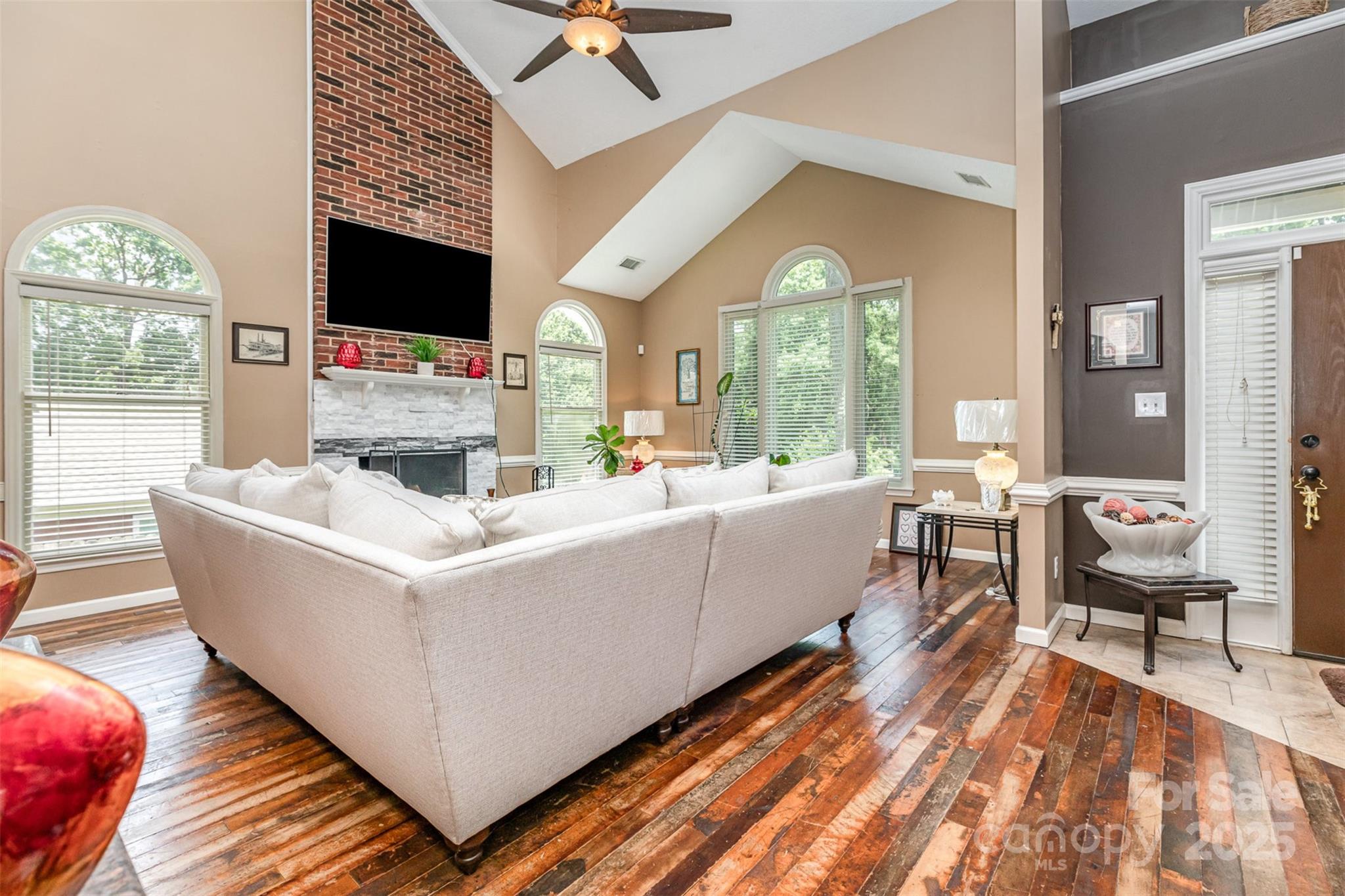2133 Highland View Lane
