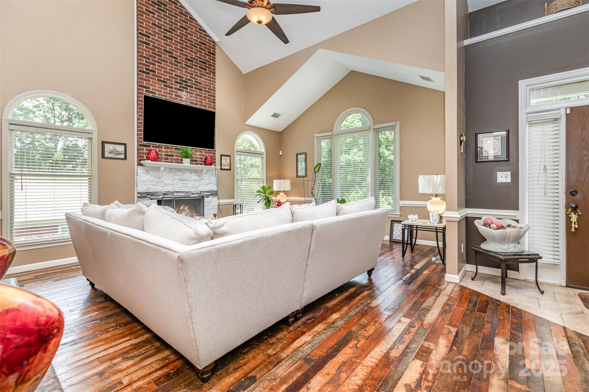 2133 Highland View Lane