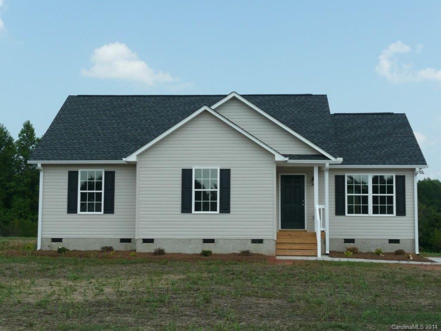 New construction minutes from downtown York, 3BR/2BA, lg kit with kitchen/dining combo on acre lot. Spacious open plan w/spacious bedrooms, cathedral ceiling in great room & master bedroom. Ceiling fans/lights, range built-in microwave and dishwasher, covered rear porch. MUST SEE IN PERSON!