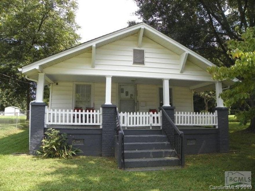 Affordable vinyl siding Bungalow with many updates including wiring, plumbing, vinyl siding, carpet, interior painted features two bedrooms, bath, living room, kitchen/breakfast. Walk to town and enjoy eating at Myra's & Judges or Subway. Why rent when you can buy??