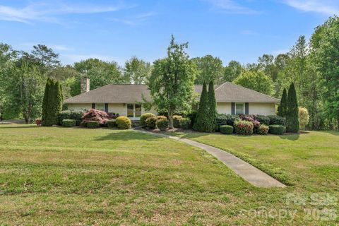 Photo of 15015 Pawnee Trail, Matthews, NC 28104 (MLS # 4360247)