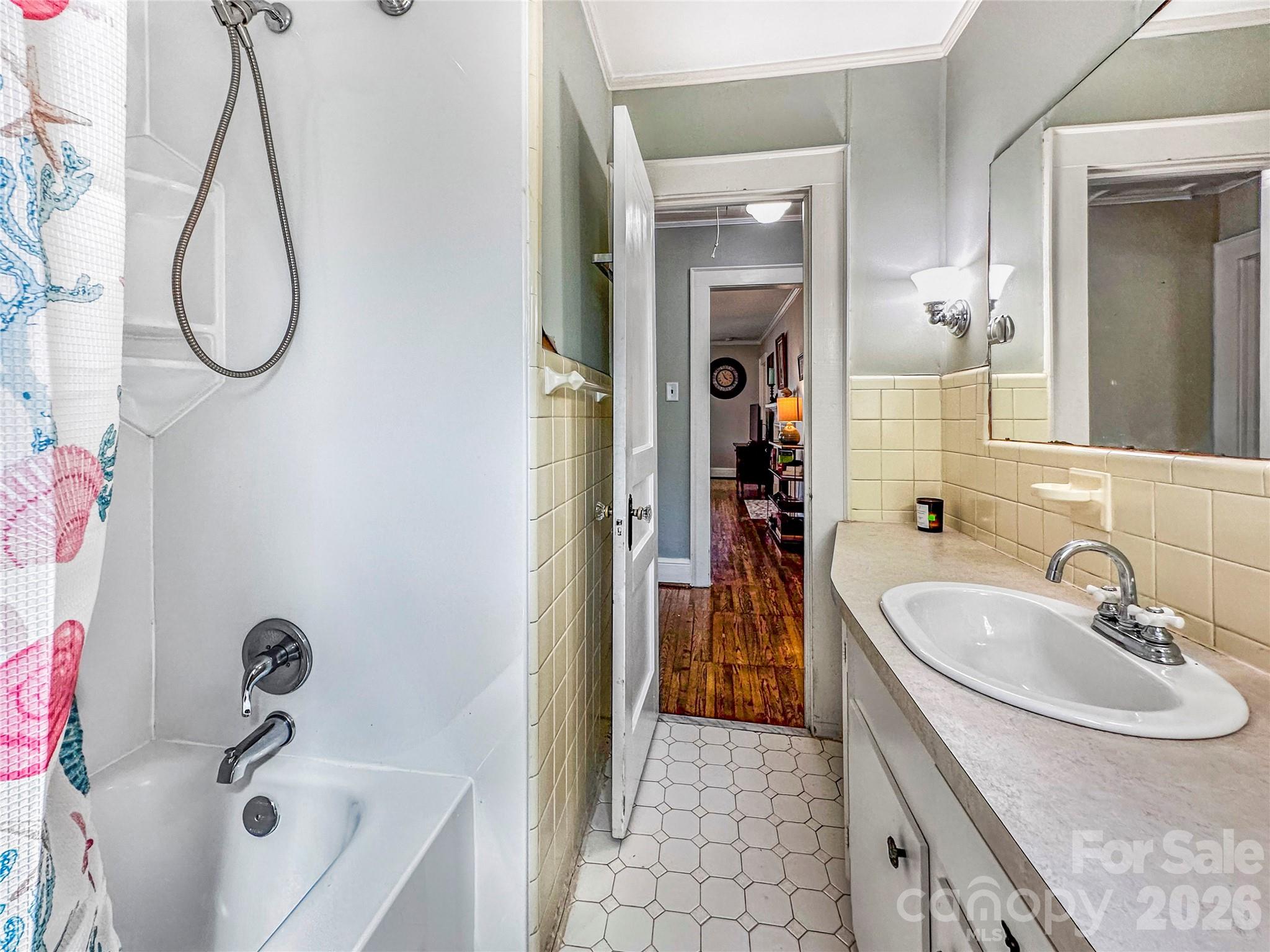 COUNTRY CLUB ESTATES - Residential