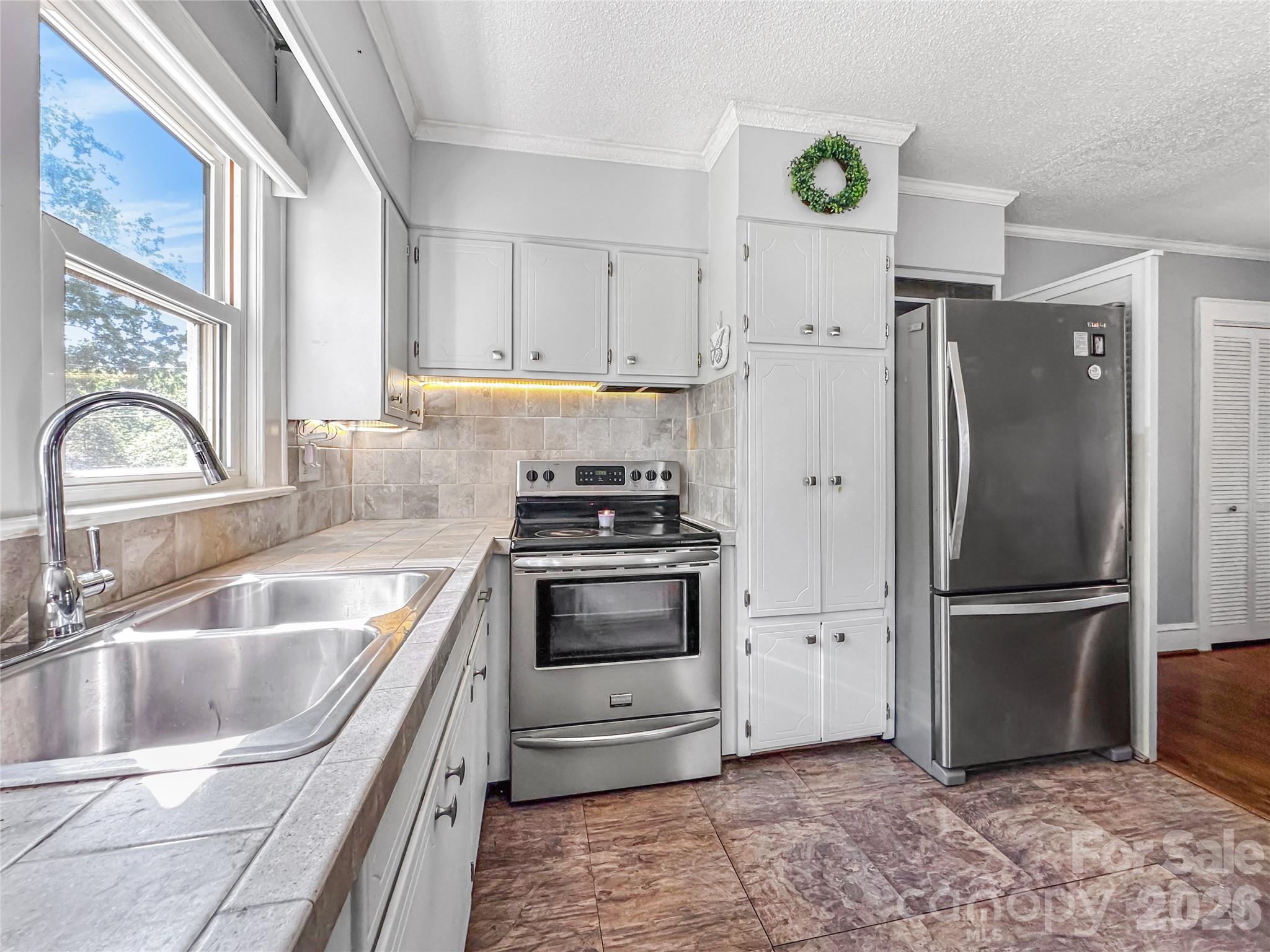 COUNTRY CLUB ESTATES - Residential