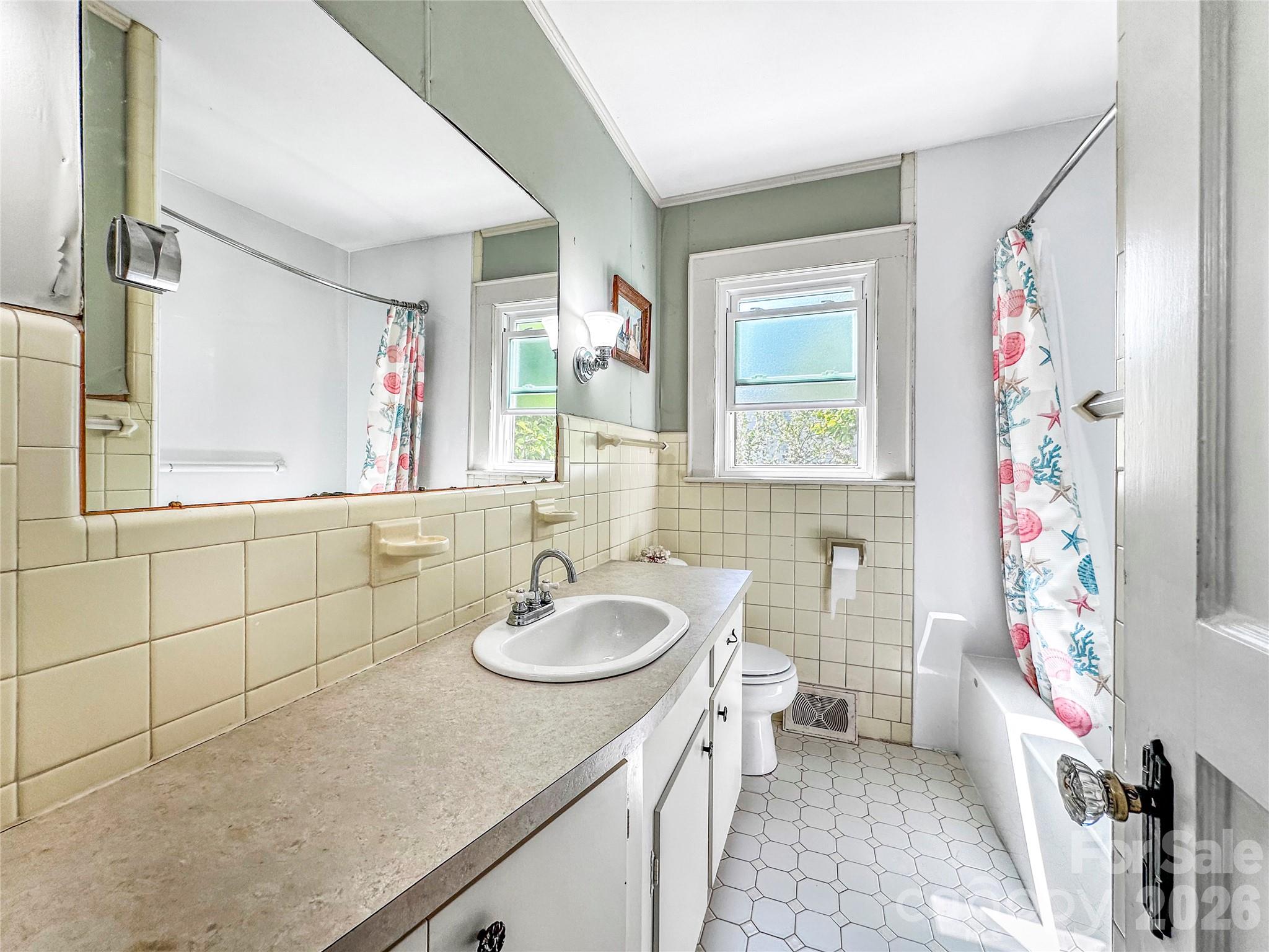 COUNTRY CLUB ESTATES - Residential