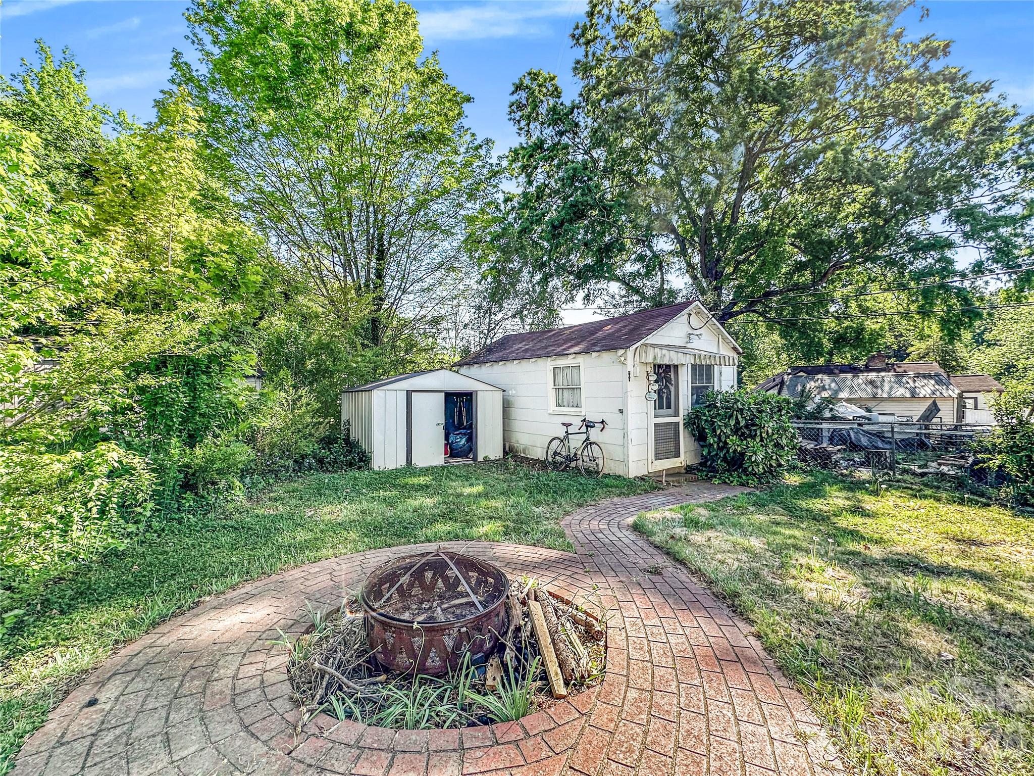 COUNTRY CLUB ESTATES - Residential