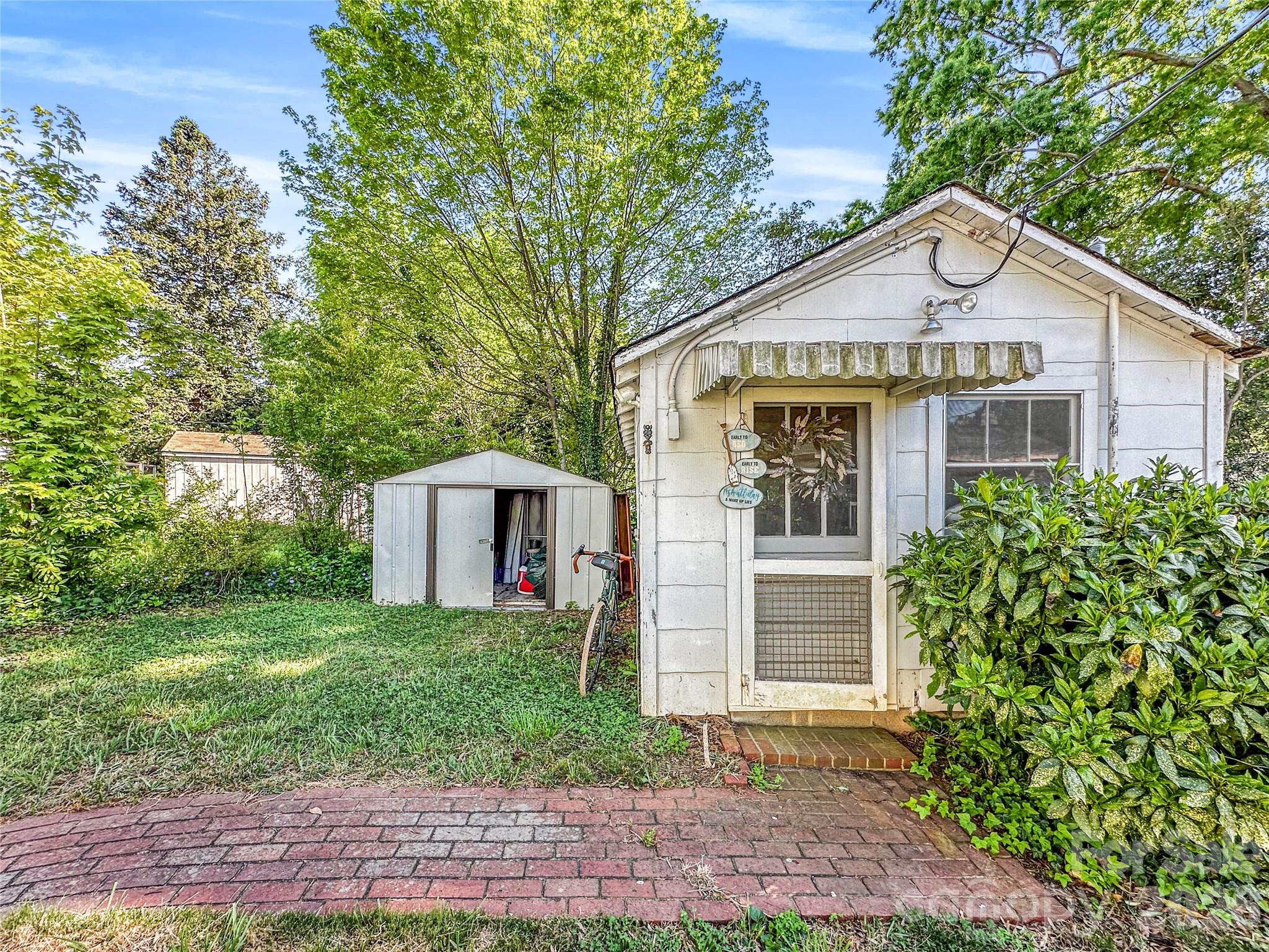 COUNTRY CLUB ESTATES - Residential