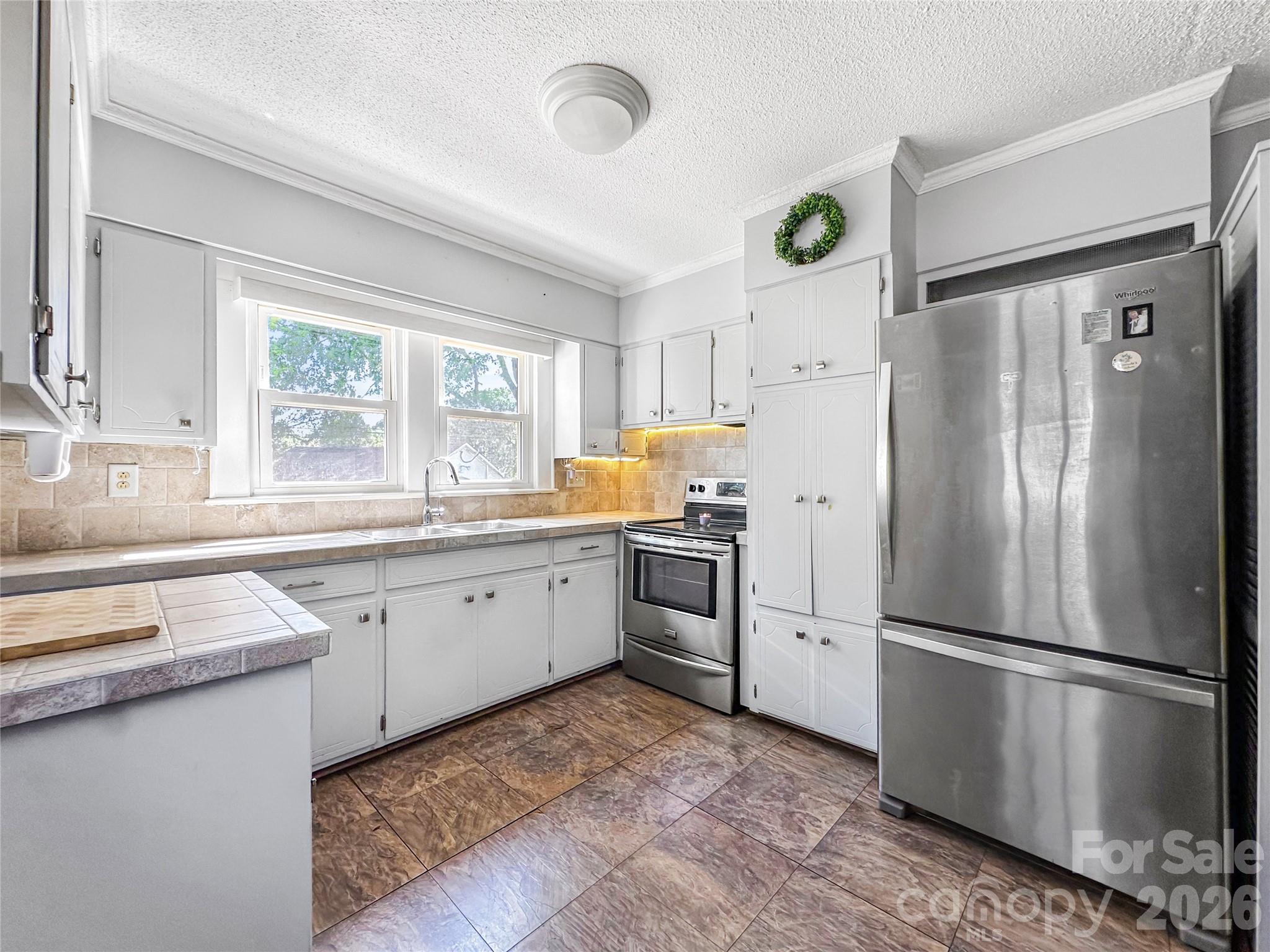 COUNTRY CLUB ESTATES - Residential