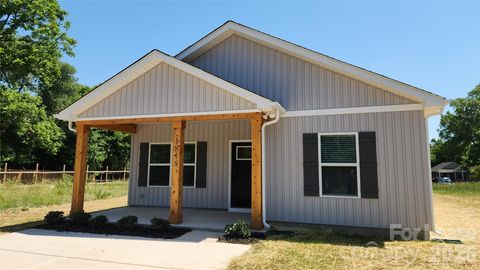 Photo of 1818 E Greenbriar Road, Statesville, NC 28625 (MLS # 4382807)