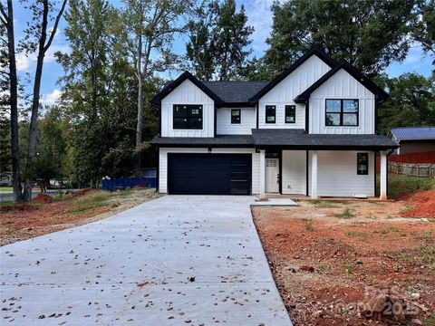 Photo of 7302 Lanterntree Lane, Charlotte, NC 28215 (MLS # 4305205)