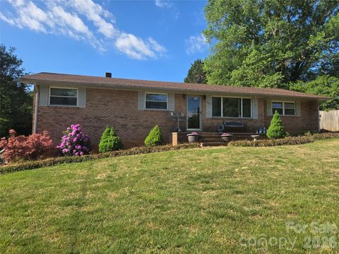 Photo of 2824 25th Avenue NE, Hickory, NC 28601 (MLS # 4370502)