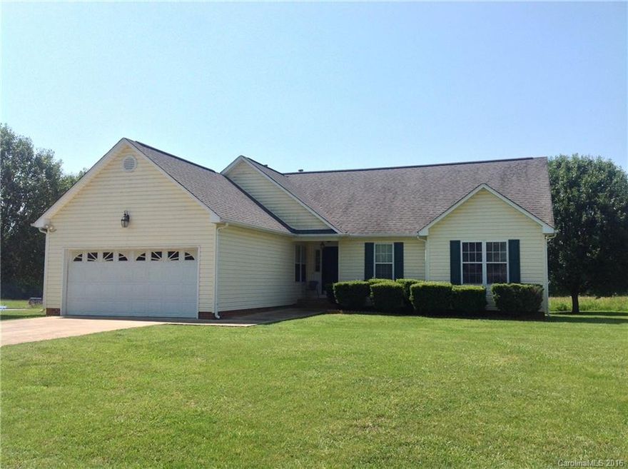 Bring your buyers to see this cozy 3 bedroom, 2 bath, split floor plan, Master with walk in closet, Kitchen with l EIK-dining area, Great room with door to deck, right off HWY 901, easy access and comute to I-77, Charlotte, less then 10 min. to grocery, drug store, hospital and Aquatic center, Shopping right up the road. SELLER PROVIDING HOME WARRANTY!!