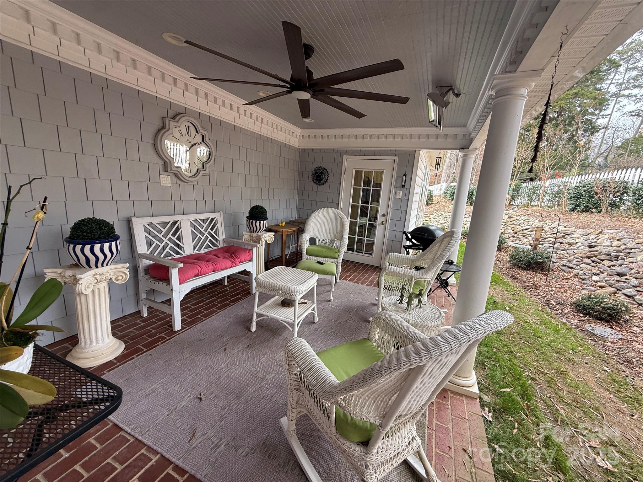 225 Kings Creek Court NE