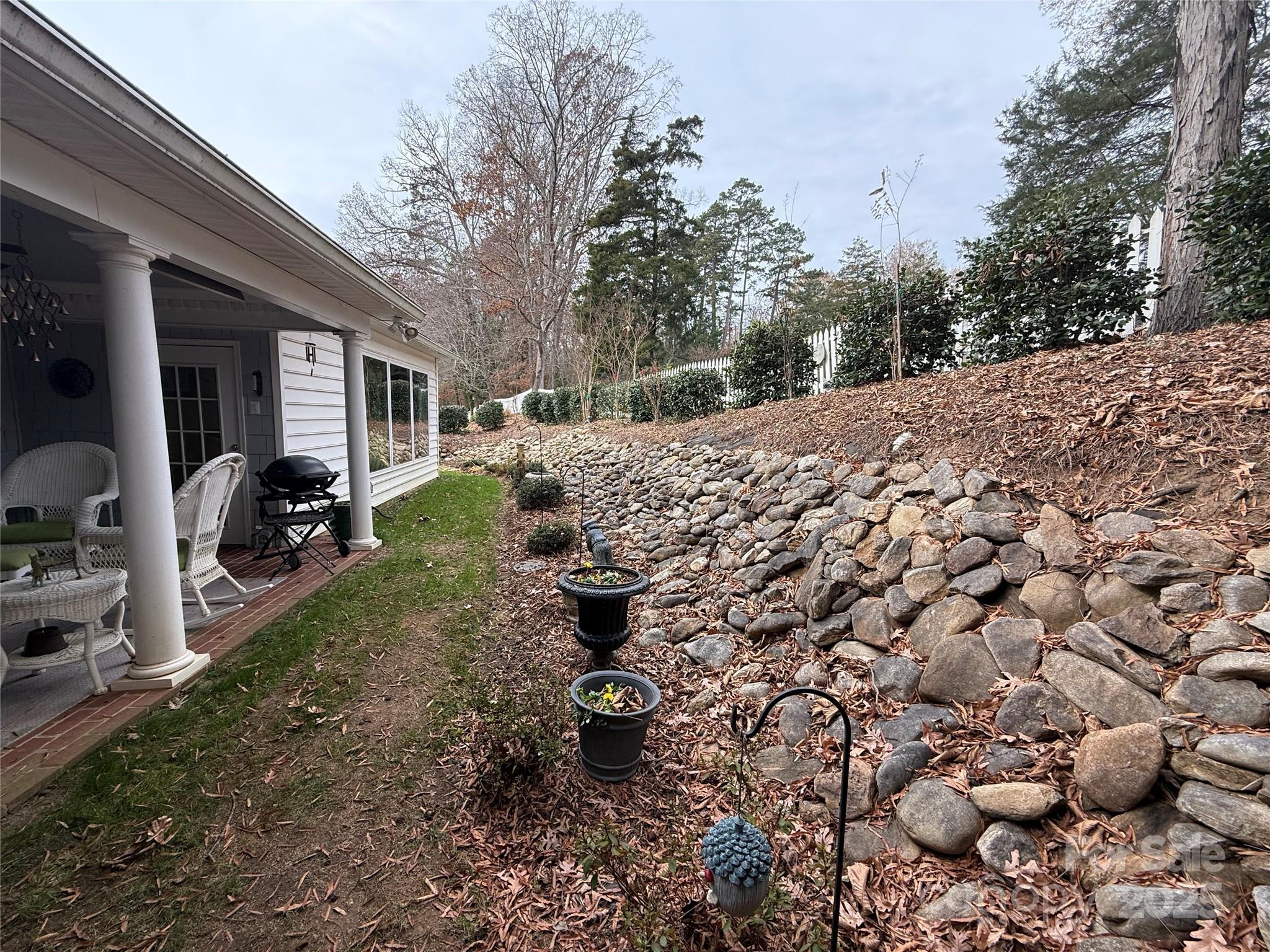 225 Kings Creek Court NE