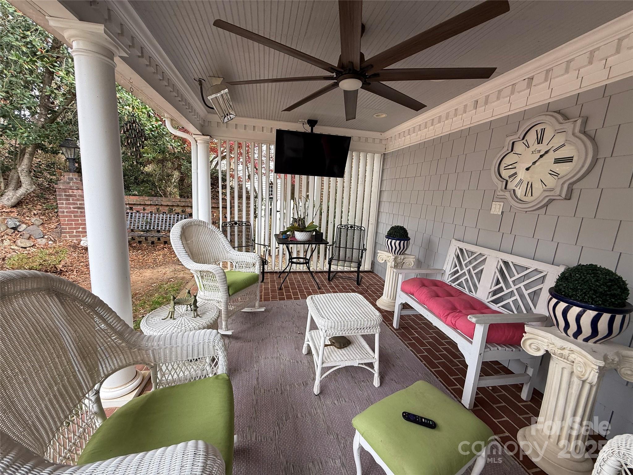 225 Kings Creek Court NE