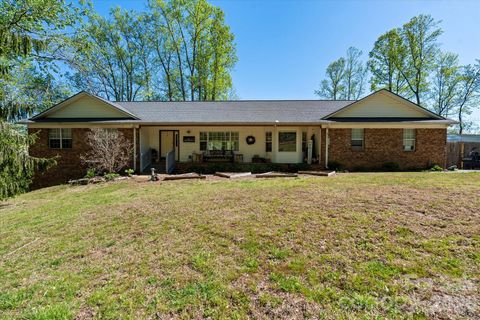 Photo of 441 Hunters Glen Lane, Hendersonville, NC 28739 (MLS # 4371640)