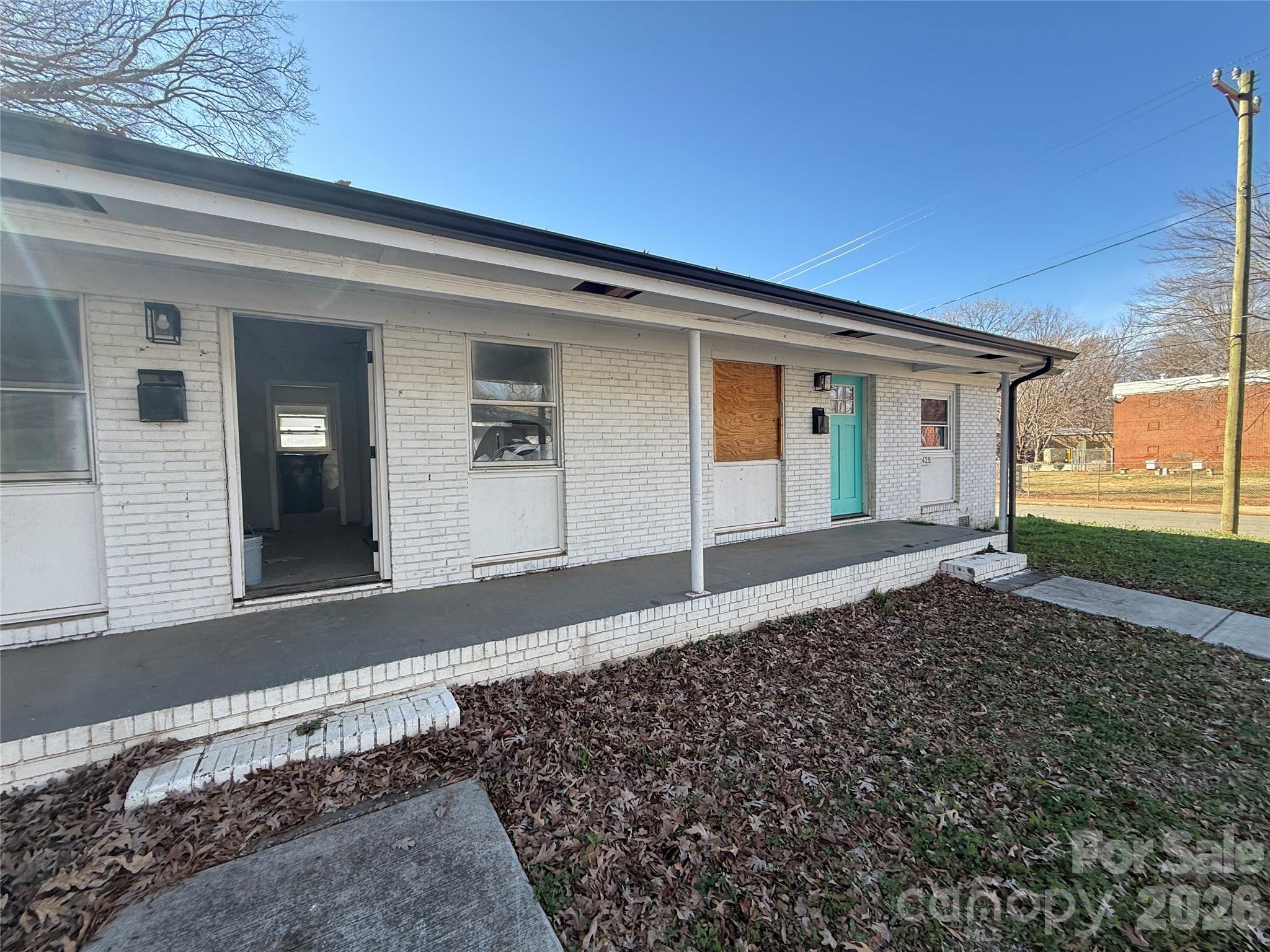 Main image without alt text