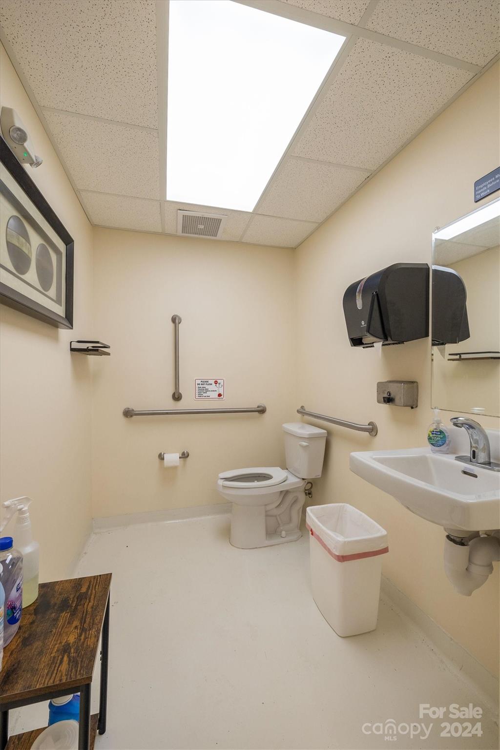 Main image without alt text