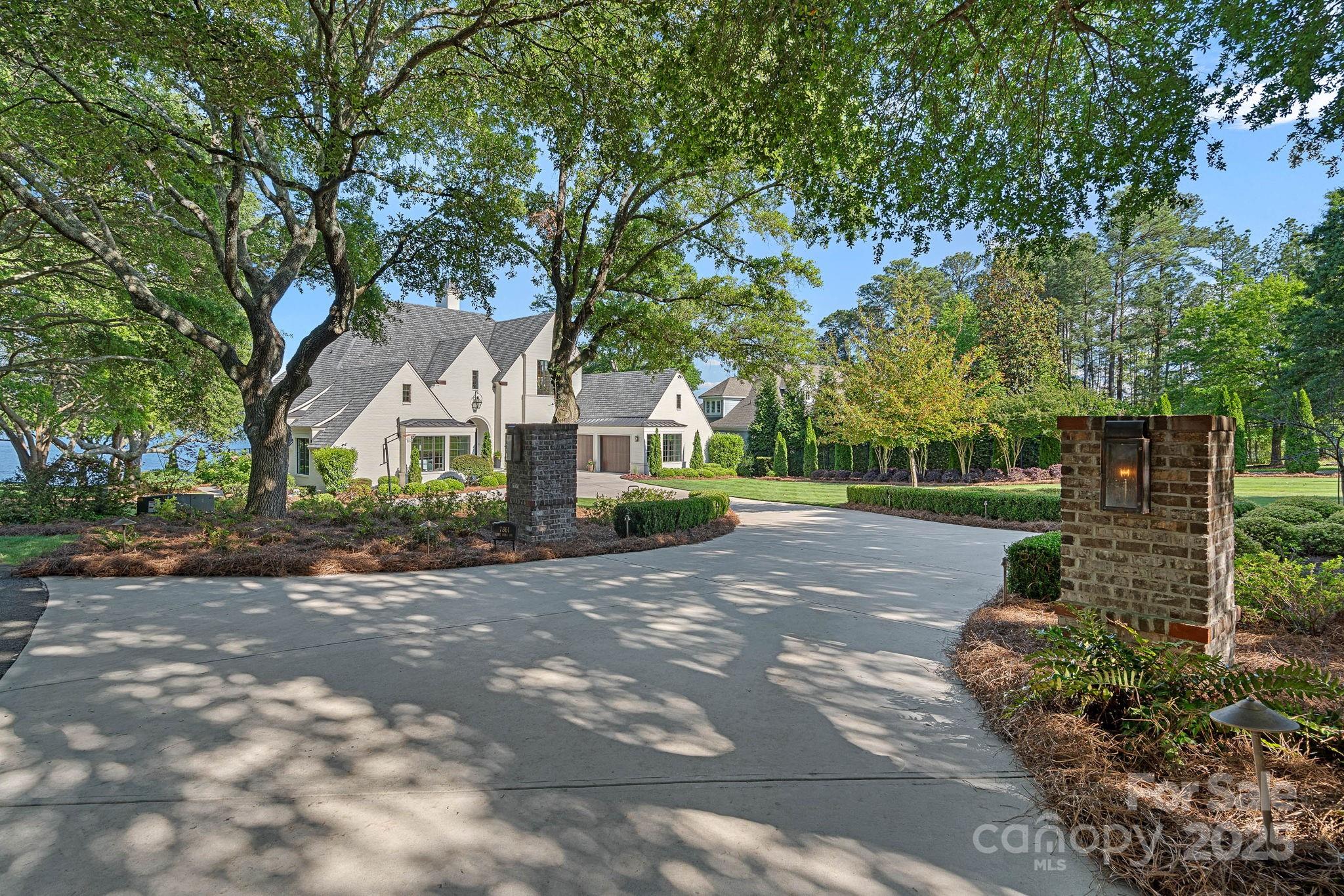 7861 Live Oaks Drive