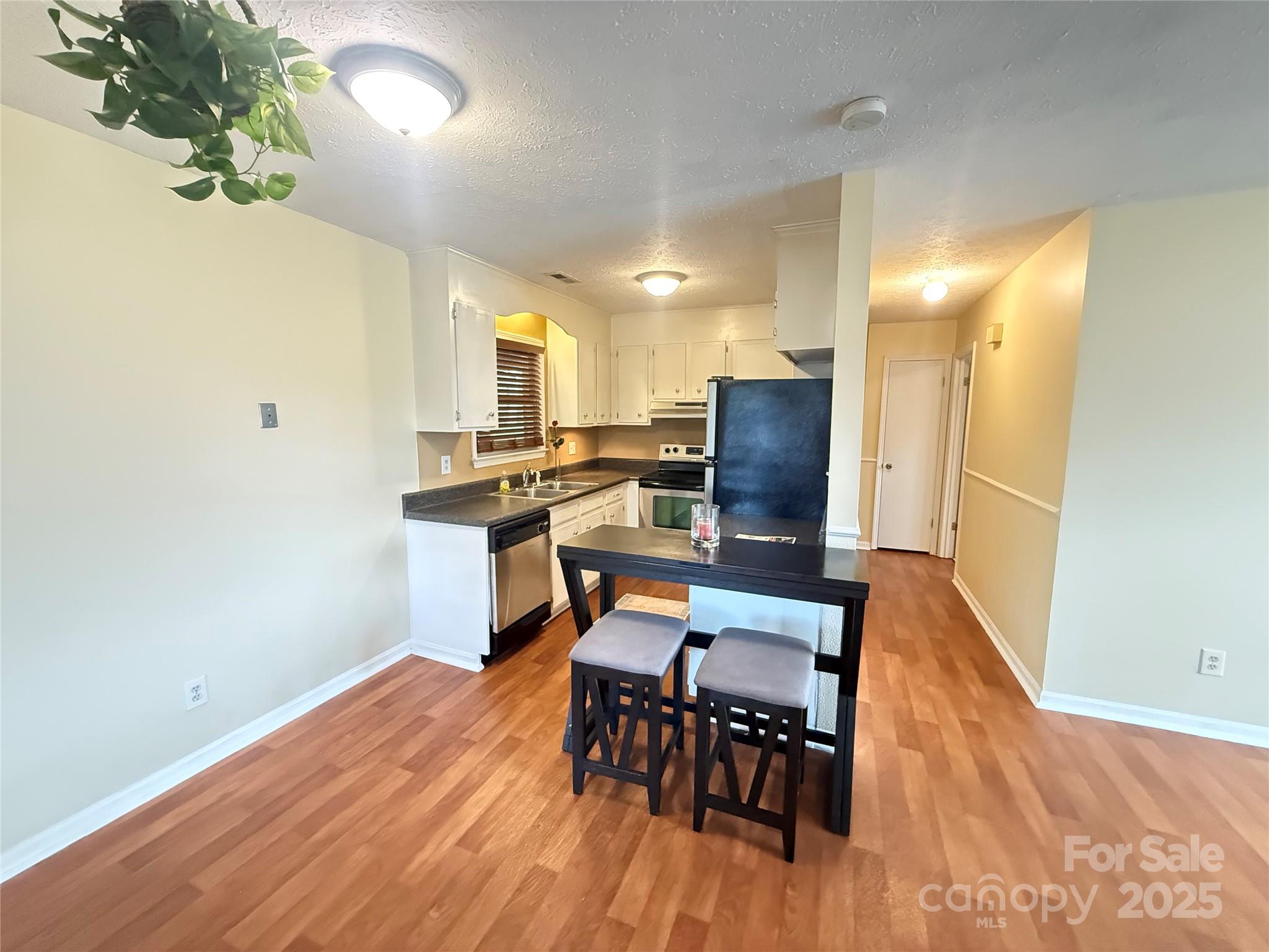 300 N Watterson Street