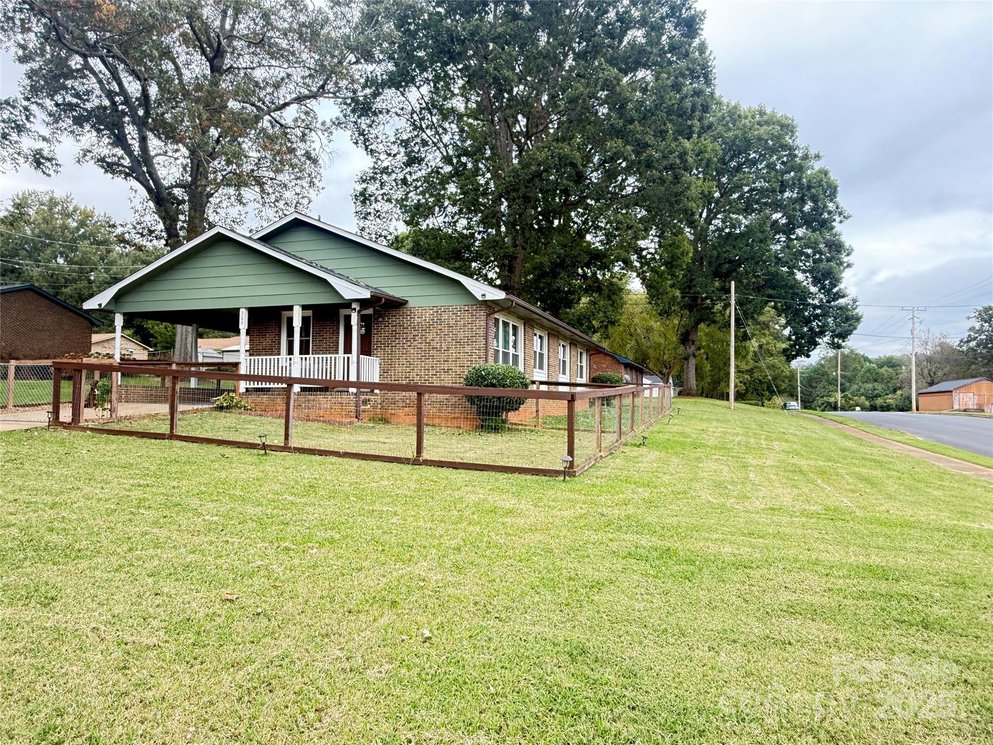 300 N Watterson Street