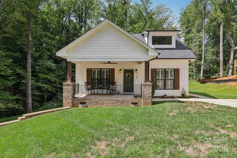 124 S Elm Street Lowell NC 28098