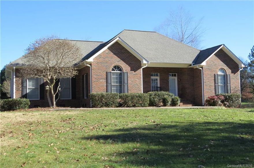 Beautiful home in lake access community.  Brick Exterior, Open floorplan, Living Room w/ Recessed Lighting and Gas Log Fireplace, Gleaming Hardwood Floors, Dining Area with Majestic Columns,Grand Kitchen w/ Plenty of Cabinet & Countertop Area & Nice Breakfast Area, Split Bedroom Floorplan with Lg Master Suite,walk-in closet,Master bath with Jacuzzi Tub, Separate Shower and Dbl vanities.  Spacious secondary bedrooms & Bath.  Deck and Patio area...Perfect for Entertaining.  Very Private Setting!
