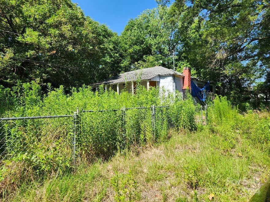 Building lot on Old Carter St.  There is an old home that is unhabitable that had water and sewer.  It is zoned to allow MH.  Great option for investment.