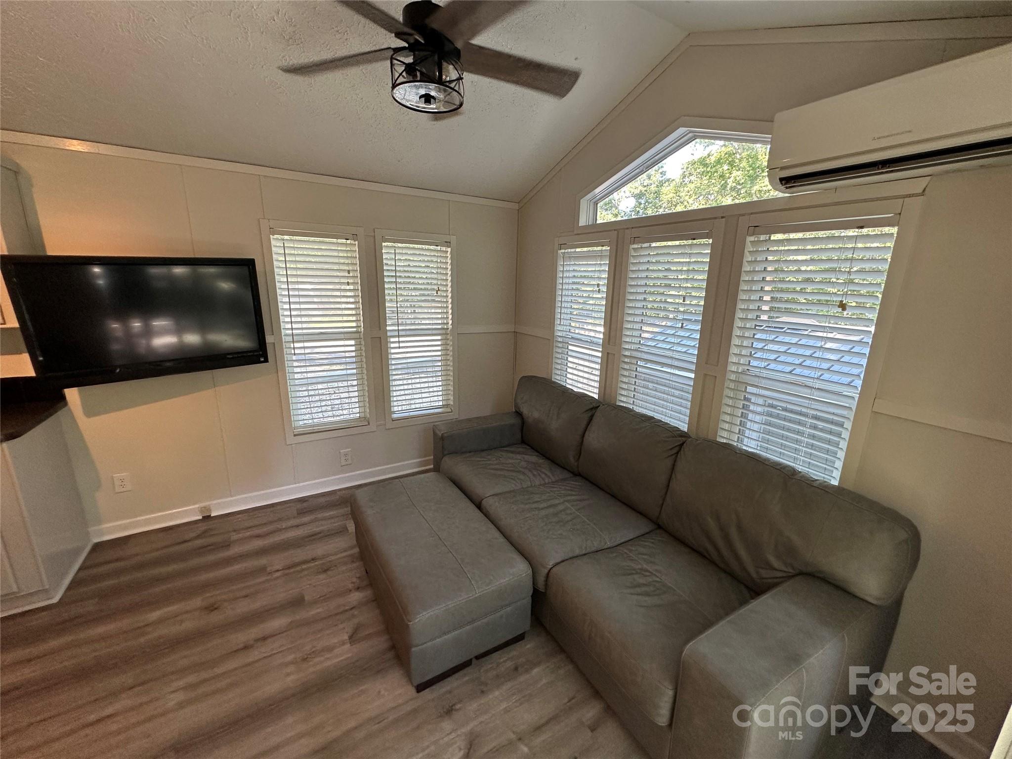 114 Meadowview Circle
