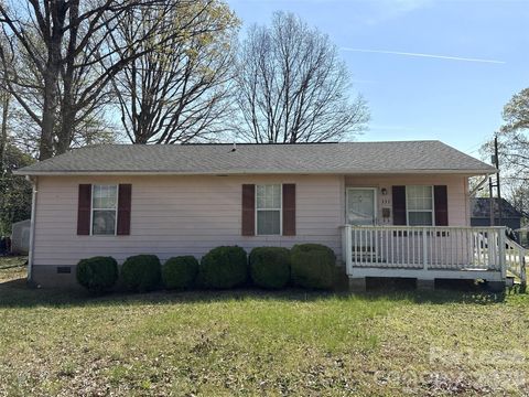 Photo of 333 E Todd Lane, Charlotte, NC 28208 (MLS # 4362716)